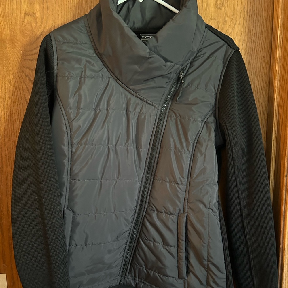Stylish zippered lightweight jacket